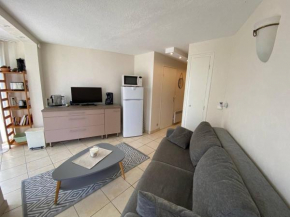 Studio Cabine 4 Pers avec Terrasse, Face Mer, Accès Direct Plage, Proche Commerces et Parc Aqualand - FR-1-81-600